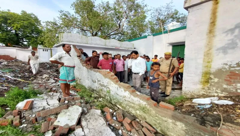 हरदोई: स्कूल की बाउंड्री वाल गिरने से दो छात्राओं सहित तीन घायल