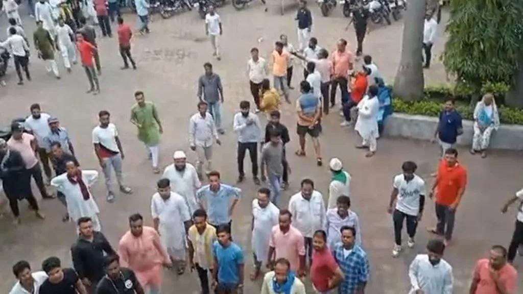 दर्दनाक हादसा: मुहर्रम के जुलूस के दौरान हाईटेंशन तार की चपेट में आया ताजिया, 4 लोगों की मौत, 9 की हालत गंभीर