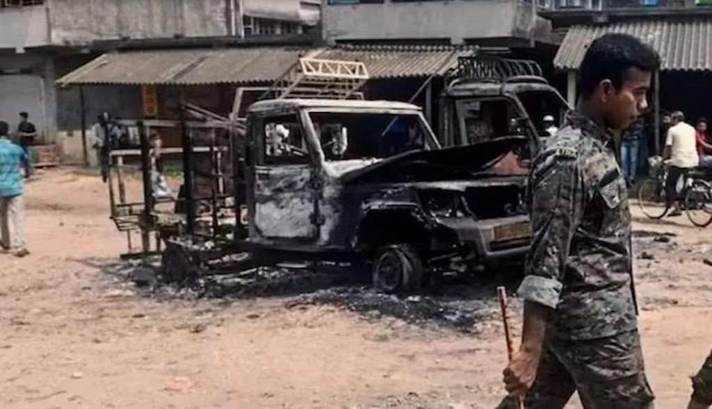 बंगाल पंचायत चुनाव: आईएसएफ समर्थकों और पुलिसकर्मियों के बीच झड़प, कई घायल 