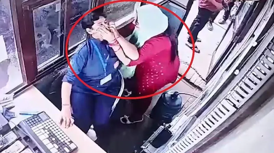 दबंग महिला ने लेडी टोलकर्मी को पीटा, टैक्स मांगने पर दीं गंदी-गंदी गालियां...देखें वीडियो 