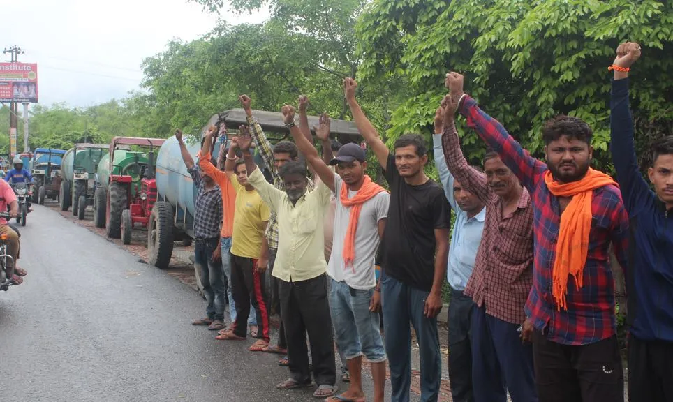 Haldwani News: टैंकर चालकों की हड़ताल से सूखा गला, कई क्षेत्र टैंकर पर निर्भर, 200 घरों को नहीं मिला पानी