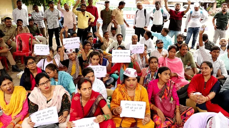 लखनऊ: UP Aided जूनियर हाईस्कूल शिक्षक 2021 के अभ्यर्थियों ने किया प्रदर्शन, सीएम योगी से लगाई गुहार
