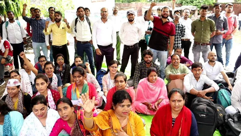  UP Aided जूनियर हाईस्कूल शिक्षक 2021 के अभ्यर्थियों ने किया प्रदर्शन (2)