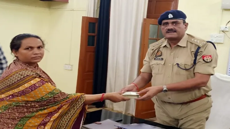 गोंडा: महिला को सड़क पर पड़े मिले 1.20 लाख रुपये, पुलिस को सौंपा