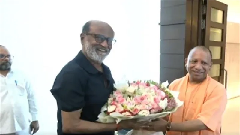 सीएम योगी से मिले साउथ सुपरस्टार रजनीकांत, पैर छूकर लिया आशीर्वाद