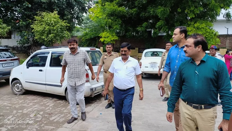 लखनऊ: डीटीसी ने आरटीओ कार्यालय में मारा छापा, भागने लगे दलाल