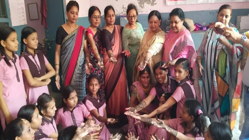 बहराइच: हरियाली तीज पर मेंहदी प्रतियोगिता का आयोजन, स्नेहा को प्रथम तो ज्योति मिला द्वितीय स्थान 