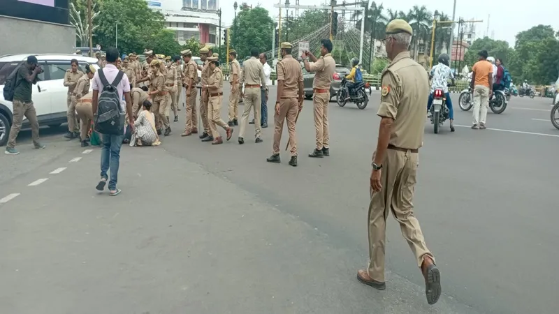 69000 शिक्षक भर्ती: आरक्षित वर्ग के अभ्यर्थियों ने किया मुख्यमंत्री आवास का घेराव