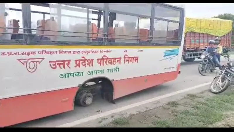बहराइच में टला बड़ा हादसा: चलती रोडवेज बस का निकला पहिया, बाल-बाल बचे यात्री, देखें Video