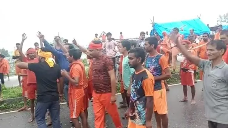 सीतापुर में रफ्तार का कहर: बस की टक्कर से कांवड़िए की मौत, सड़क पर हंगामा