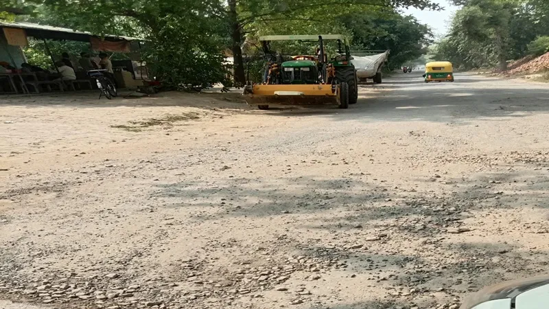 अयोध्या: बदहाली का शिकार है रुदौली और मिल्कीपुर को जोड़ने वाली सड़क, आवागमन हुआ दूभर