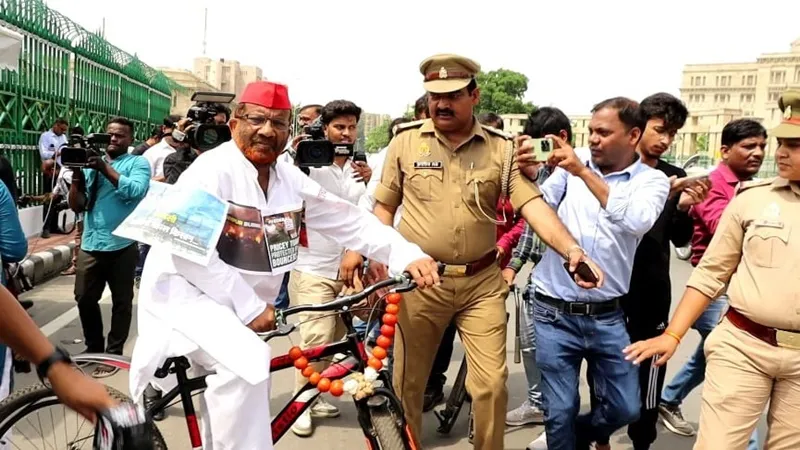 यूपी मानसून सत्र : सपा विधायक ने गले में टमाटर की माला डालकर महंगाई के खिलाफ जताया विरोध