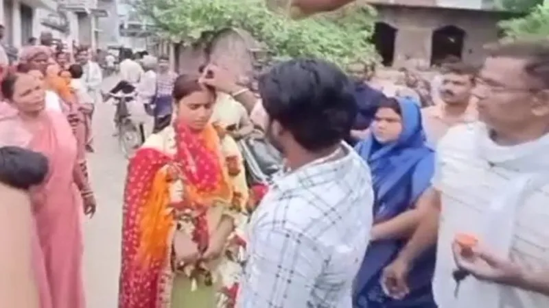 वाराणसी: प्रेमी-प्रेमिका ने सरेराह रचाई शादी, पुलिस, पड़ोसी और  राहगीर बने इस अनोखी शादी के साक्षी, जानें मामला 