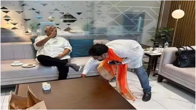 भाजपा सांसद निरहुआ ने की लालू प्रसाद यादव से मुलाकात, पैर छूकर लिया आशीर्वाद