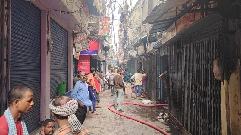  वाराणसी: शार्ट सर्किट से दवा की दुकान में लगी भीषण आग, लाखों का नुकसान