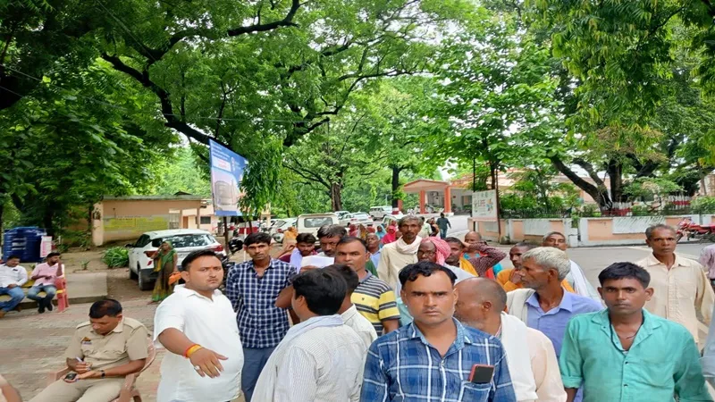 बहराइच: प्रधानमंत्री तो चुन सकते हैं, लेकिन प्रधान नहीं, ग्रामीणों ने डीएम कार्यालय पर किया प्रदर्शन, जानें वजह