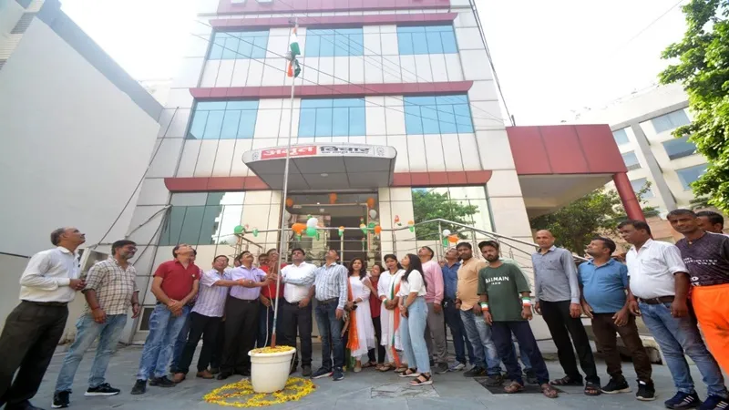 Independence Day 2023: आजादी की 76वीं वर्षगांठ पर अमृत विचार के लखनऊ कार्यालय में किया गया ध्वजारोहण