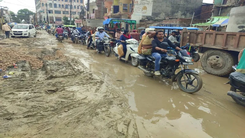 अयोध्या: चौंकिए नहीं, यह गांव की सड़क नहीं निर्माणाधीन रामपथ है.. खोदाई से निकली बलुई मिट्टी बनी संकट