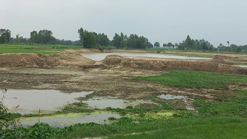 रायबरेली: गंगा एक्सप्रेस वे की मिट्टी सैंपलिंग से बन गया खतरा, खोदाई से गांवों में बने हैं गहर गड्ढे