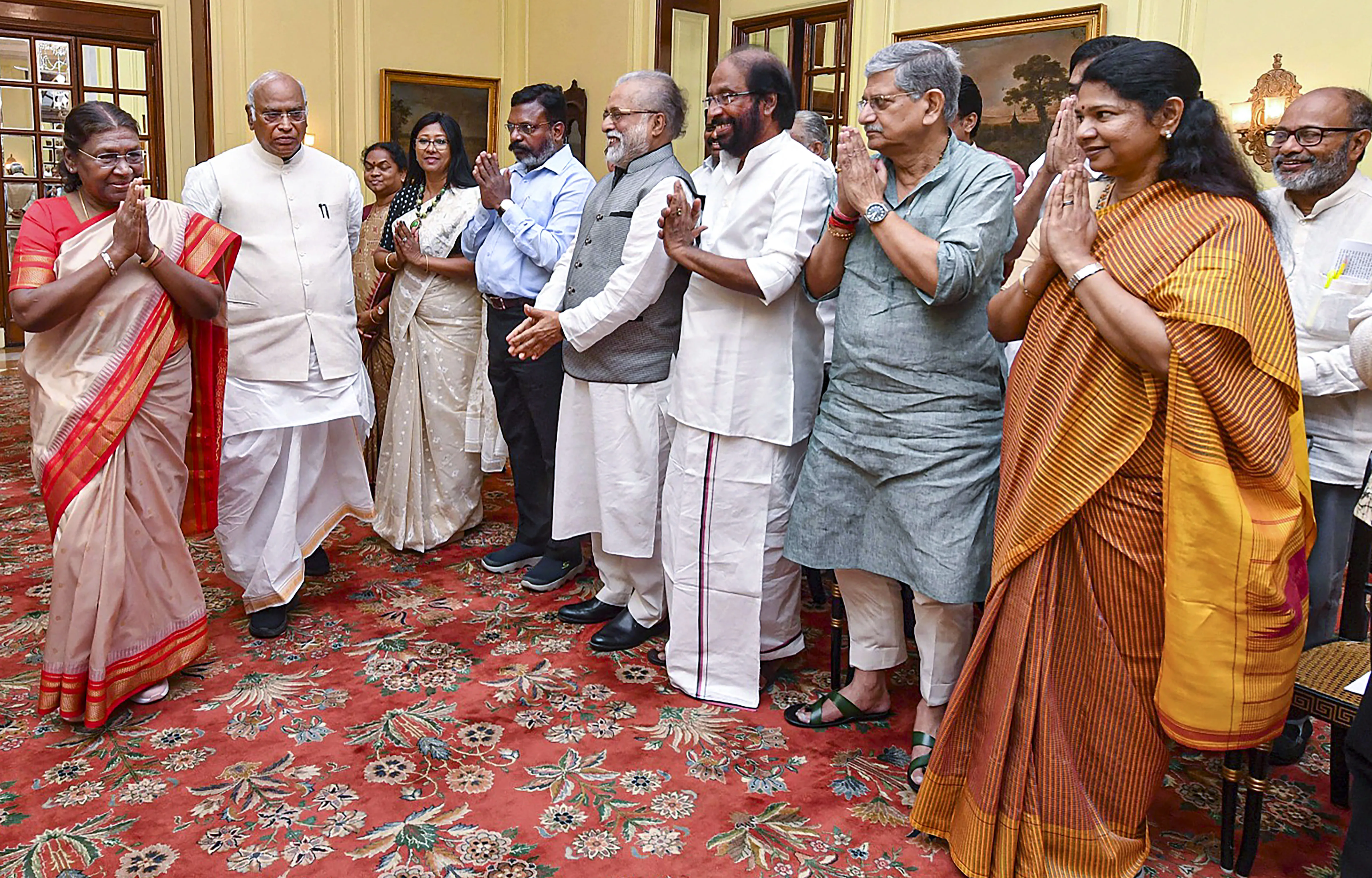 राष्ट्रपति से मिला विपक्षी प्रतिनिधिमंडल, प्रधानमंत्री मोदी के मणिपुर दौरे और संसद में वक्तव्य की मांग 