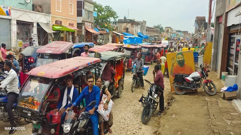 जाम से कराह रही अयोध्या: ई रिक्शा चालकों के मनमानी से ध्वस्त हुई यातायात व्यवस्था