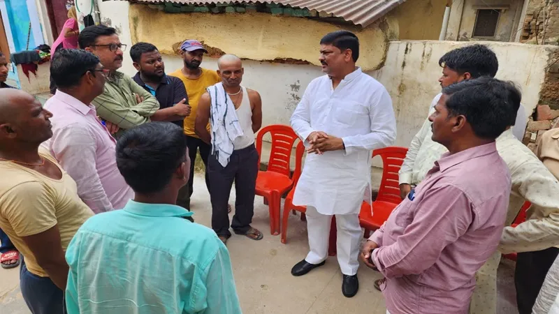 अयोध्या: मृतकों के परिजनों में मिले पवन पांडेय, कहा- पूरी तरह से संवेदनहीन हो गए हैं जिम्मेदार