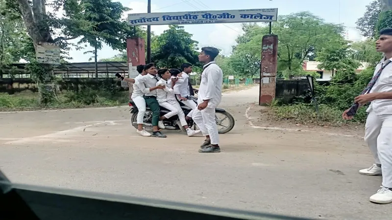 रायबरेली में सड़क पर खुलेआम दिखी छात्रों की गुंडई, बस पर किया पथराव, Video वायरल 