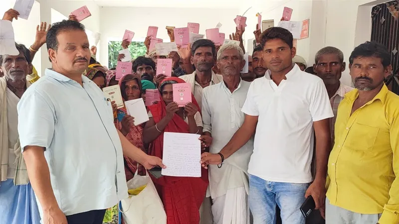 साहब 10 माह से खाद्यान्न नहीं दे रहा कोटेदार, बहराइच में ग्रामीणों ने की नारेबाजी, एडीओ को सौंपा ज्ञापन