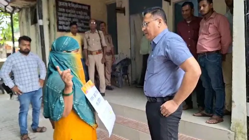अमेठी: साहब मुझे जिंदा कर दो...! गले मे तख्ती डालकर महिला एसडीएम कार्यालय का काट रही चक्कर