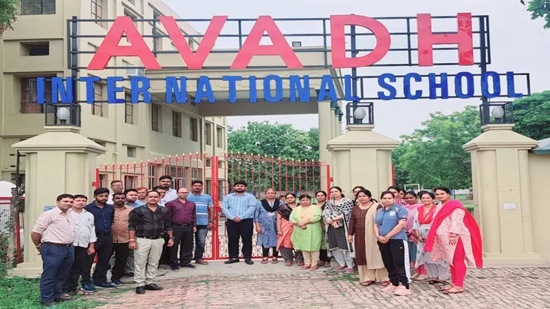 अयोध्या: जिले में बंद रहे करीब 50 निजी स्कूल, काली पट्टी बांधकर शिक्षकों ने जताया विरोध