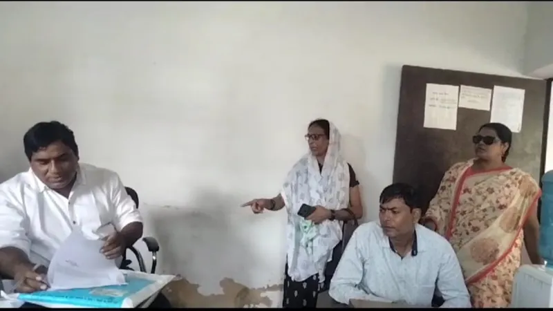 बहराइच: आंगनबाड़ी कार्यकर्ताओं ने कर्मचारी पर ड्राई राशन में घोटाले का लगाया आरोप, हुई नोकझोंक, देखें Video