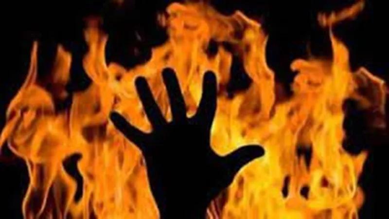 बांदा: पिता ने रुपए देने से किया मना तो नाराज बेटे ने खुद को लगाई आग 
