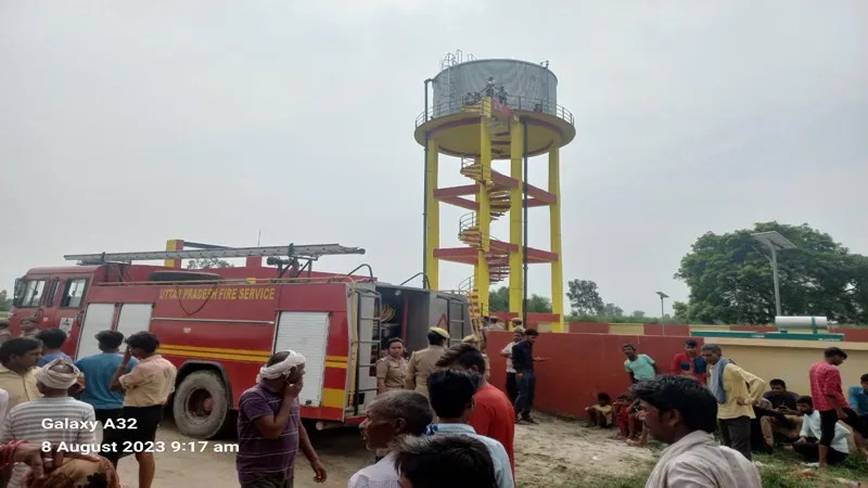 हरदोई: मक्खियों से नहीं मिली निजात तो दर्जनों ग्रामीणों ने पानी की टंकी पर चढ़कर किया आत्महत्या का प्रयास 