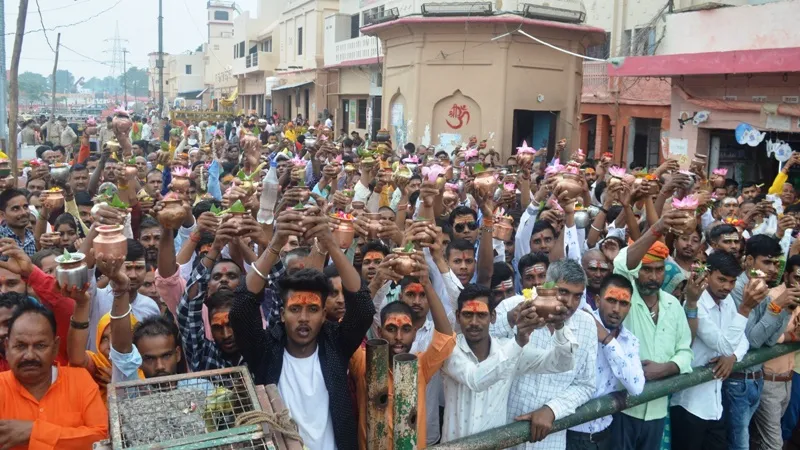 अयोध्या: शिवमय हुई रामनगरी, भक्तों ने किया जलाभिषेक