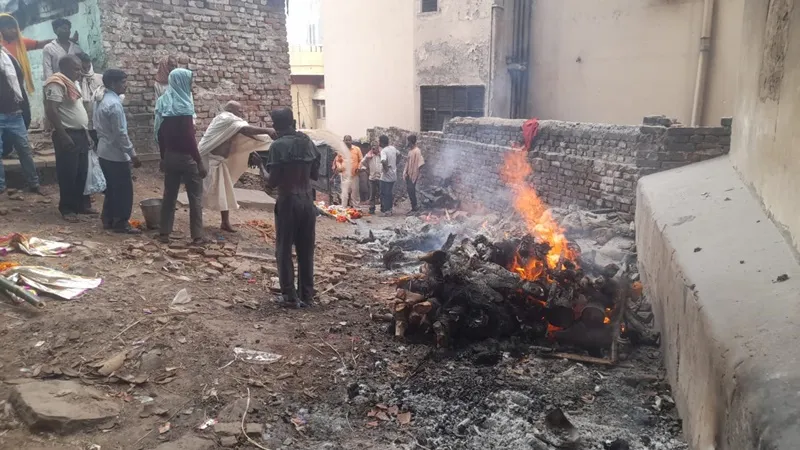 वाराणसी: जलमग्न हुआ काशी का महाश्मशान, गलियों में जलाई जा रहीं चिताएं, देखें Video