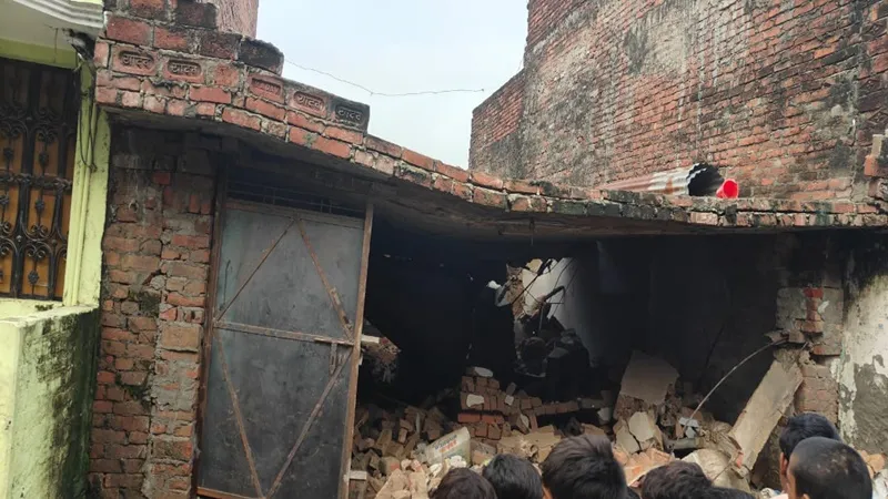 बहराइच: पटाखा रखे मकान में लगी आग, मलबे में तब्दील हुआ घर