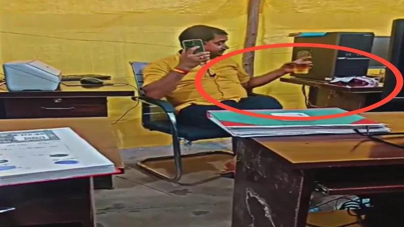 हरदोई: निबंधन कार्यालय सवायजपुर में कर्मचारी का शराब पीते वीडियो वायरल, मचा हड़कंप