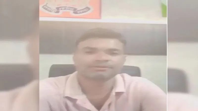 आगरा: पुलिस चौकी में युवक ने दरोगा की कुर्सी पर बैठकर बनाया रील, वीडियो वायरल