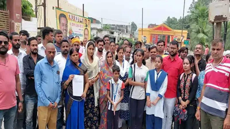 मऊ से आजमगढ़ ट्रांसफर हो बेटी का केस, सड़क पर उतरे छात्रा के परिजन