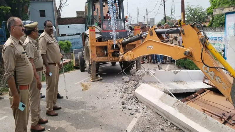 Sultanpur Advocate Murder Case: हिस्ट्रीशीटर के घर पर गरजा बुलडोजर, तोड़ा गया गेट