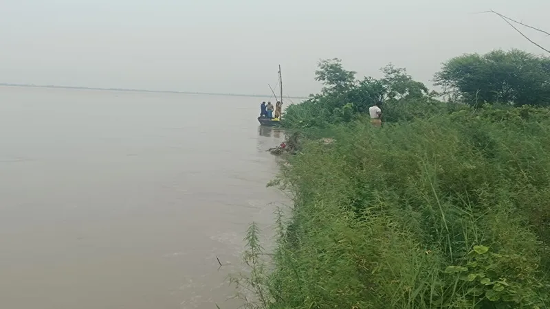 अयोध्या: सरयू नदी का जलस्तर बढ़ने से कटान हुई तेज, ग्रामीणों में बाढ़ का खौफ