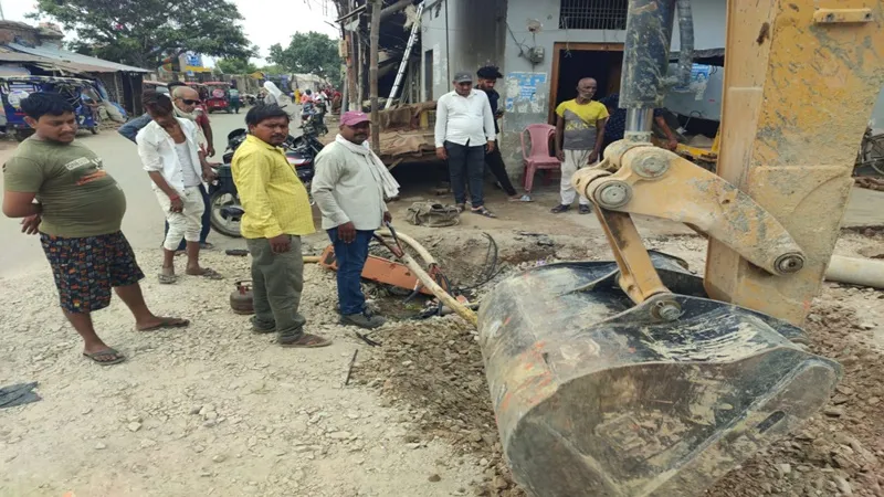  अयोध्या: जेसीबी से कटी 33 और 11 हजार केवीए लाइन, कई इलाकों में बिजली गुल
