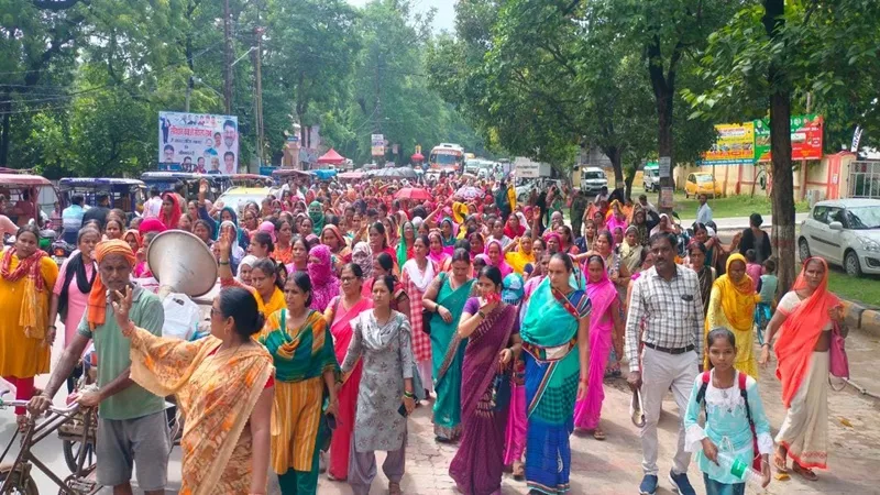 बहराइच: 18000 मानदेय और पेंशन समेत 18 सूत्रीय मांगों को लेकर आंगनबाड़ी कार्यकत्रियों ने दिया धरना