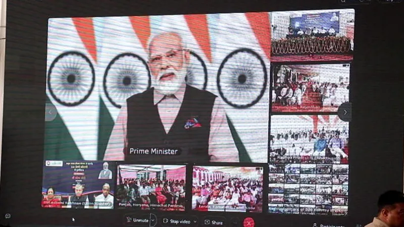 प्रधानमंत्री मोदी ने किया रेलवे स्टेशनों के पुनर्विकास कार्य का शिलांयास, यूपी के 55 स्टेशन भी हैं शामिल 