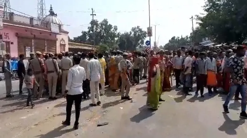 प्रयागराज: युवक की हत्या के बाद चक्काजाम, ग्रामीणों ने पुलिस के वाहनों पर किया पथराव