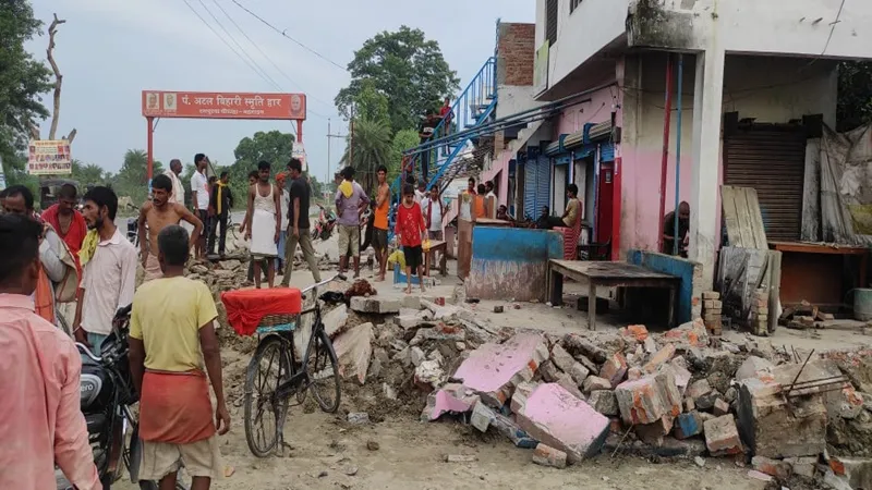 बहराइच: सड़क किनारे बनी दुकानों पर चला बुलडोजर, ग्रामीणों में नाराजगी
