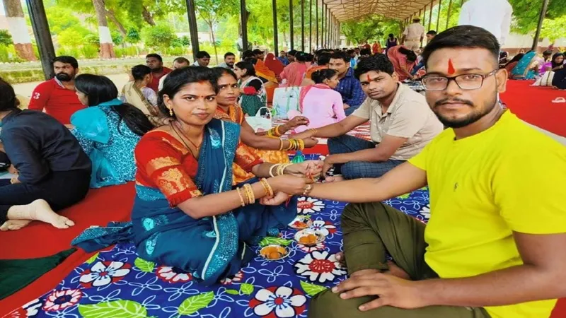 प्रयागराज: बहनों ने जेल में बंद भाइयों की कलाई में बांधी राखी 
