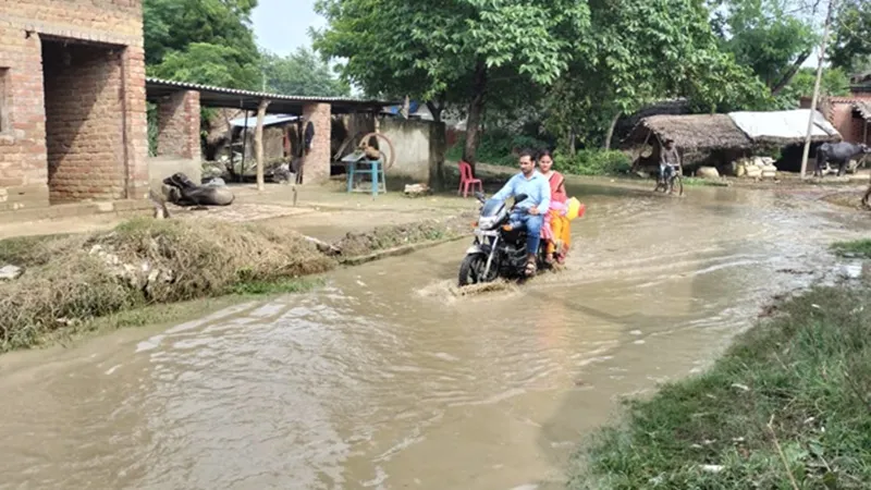अयोध्या: आस्तीक आश्रम सम्पर्क मार्ग गड्ढों में तब्दील, चोटिल हो रहे लोग