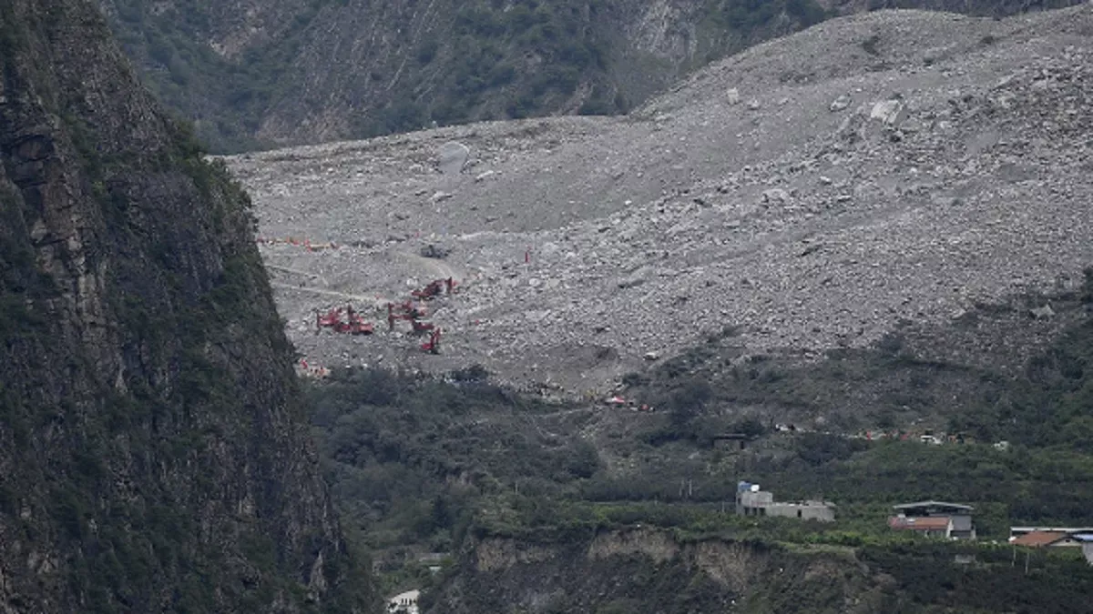 चीन के शानक्सी में भूस्खलन से दो लोगों की मौत 16 लापता 