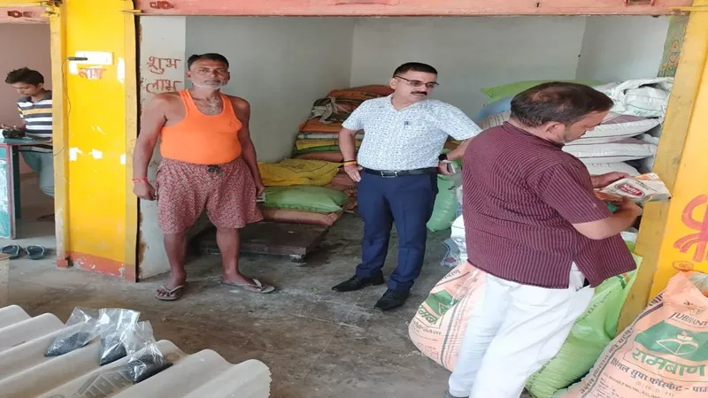 बहराइच: जिला कृषि अधिकारी के पहुंचते ही दुकान बंद कर भागा दुकानदार, लाइसेंस निलंबित